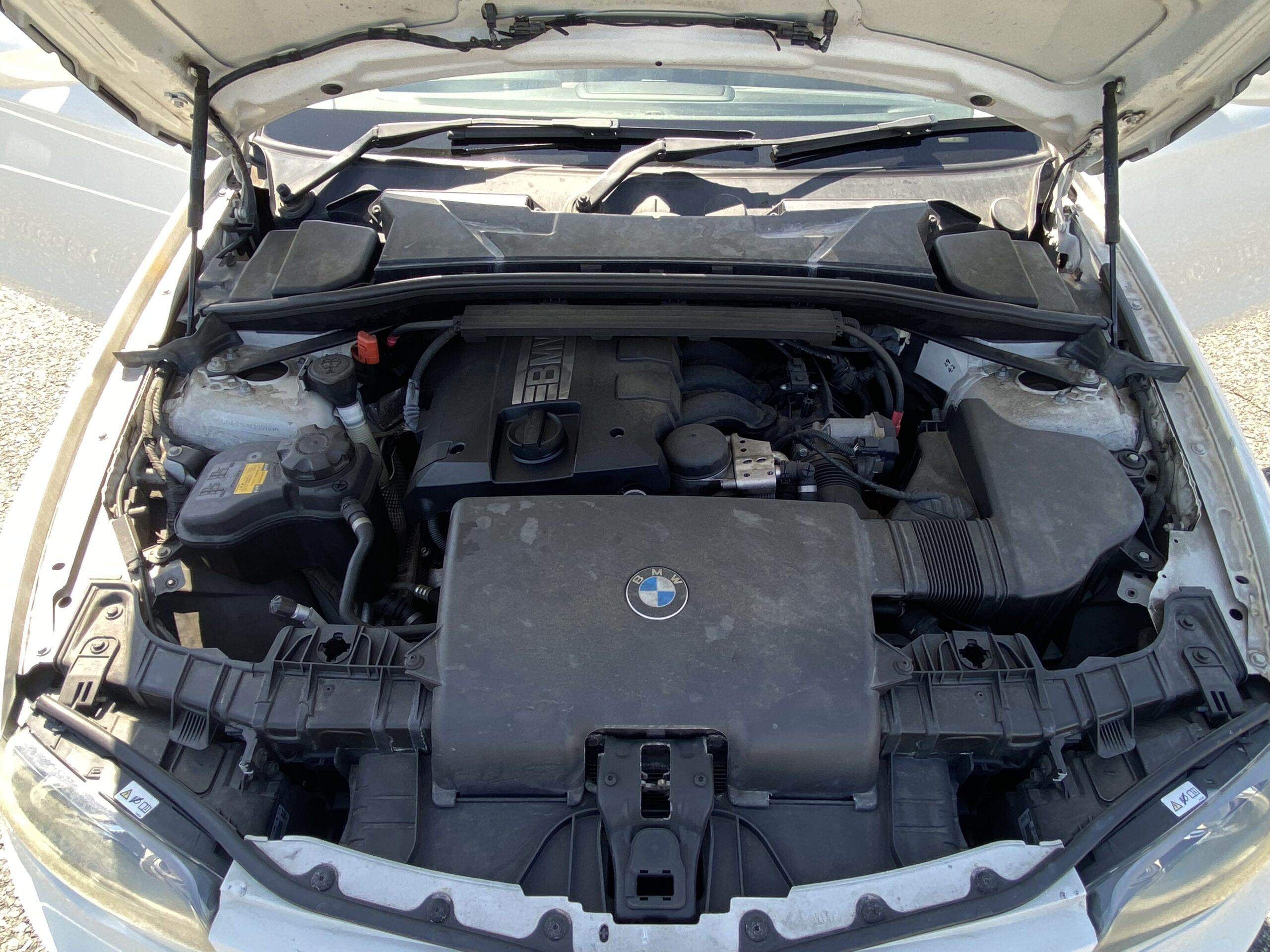 BMW 120i エンジンルーム